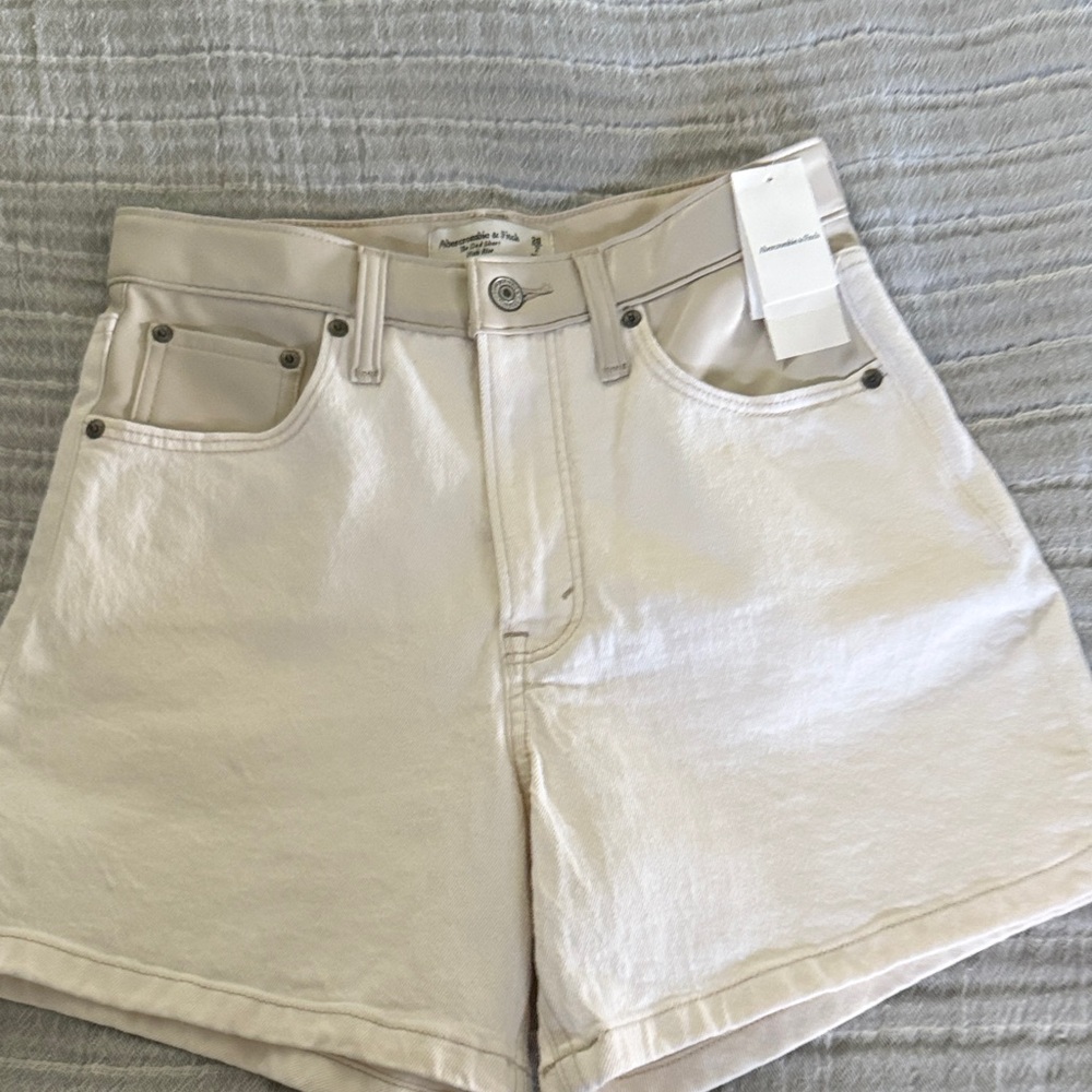 Abercrombie & Fitch Women's brand new, The Dad Short, high-rise 26/2
